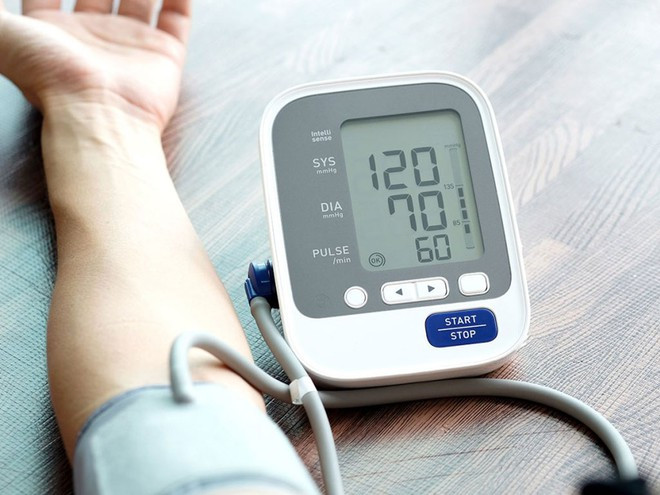 Đo huyết áp SHUTTERSTOCK