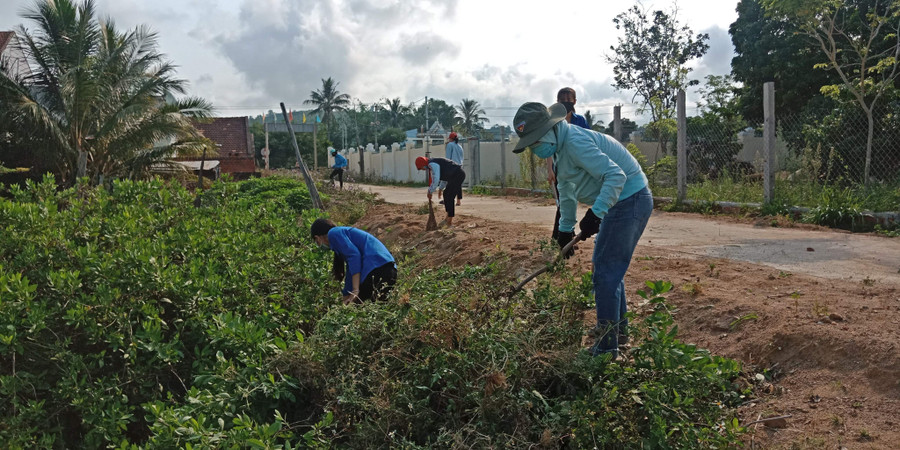 Thanh niên xã Nghĩa An, huyện Kbang tham gia làm sạch đường nông thôn. Ảnh Nguyễn Giang