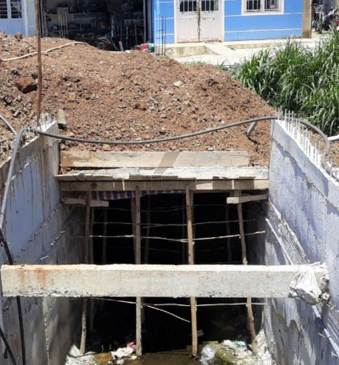 Cận cảnh dòng suối bị nắn dòng xây dựng trái phép.