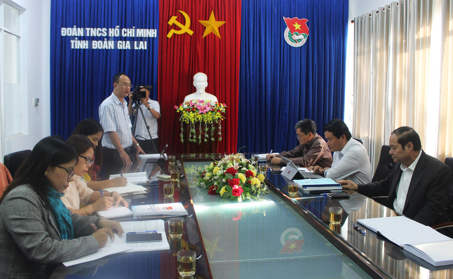  Toàn cảnh hội nghị góp ý Lịch sử Đoàn TNCS Hồ Chí Minh và phong trào thanh niên tỉnh Gia Lai. Ảnh Phan Lài