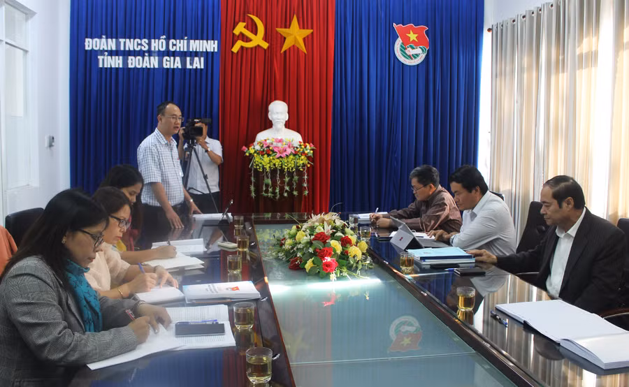  Toàn cảnh hội nghị góp ý Lịch sử Đoàn TNCS Hồ Chí Minh và phong trào thanh niên tỉnh Gia Lai. Ảnh Phan Lài