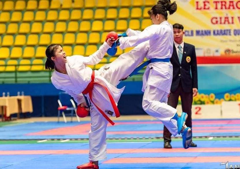 Pha ra đòn ăn điểm tuyệt đối của võ sĩ Nguyễn Thị Khánh Ly (đai đỏ) tại Giải vô địch các câu lạc bộ mạnh Karate quốc gia năm 2020. Ảnh: Thiên Di