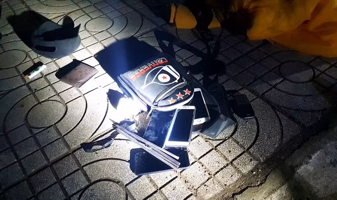 Nhiều tang vật khác của nhóm thanh, thiếu niên bị công an thu giữ Ảnh: T.D