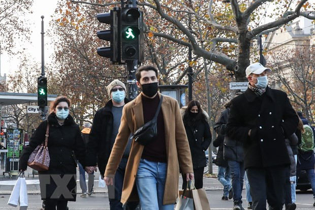Người dân đeo khẩu trang phòng lây nhiễm COVID-19 tại Berlin, Đức, ngày 27/11/2020. (Ảnh: THX/TTXVN) Người dân đeo khẩu trang phòng lây nhiễm COVID-19 tại Berlin, Đức, ngày 27/11/2020. (Ảnh: THX/TTXVN)