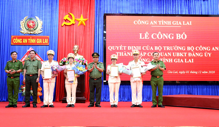  Các đồng chí lãnh đạo Công an tỉnh chụp hình cùng các đồng chí được điều động, bổ nhiệm Cơ quan UBKT Đảng ủy Công an tỉnh. Ảnh: Hữu Trường