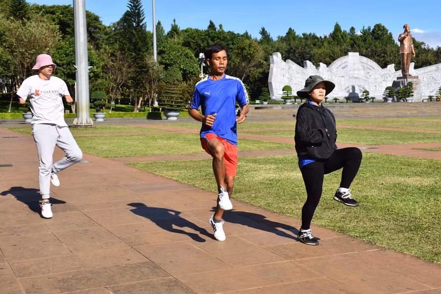Vận động viên Rô Bé (ở giữa) đang tập luyện. Ảnh: Hà Phương