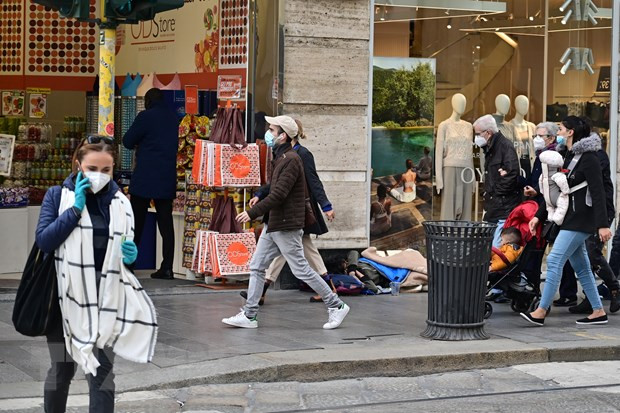 Người dân di chuyển trên đường phố tại Milan, Italy, ngày 20/10/2020. (Ảnh: AFP/TTXVN) Người dân di chuyển trên đường phố tại Milan, Italy, ngày 20/10/2020. (Ảnh: AFP/TTXVN)