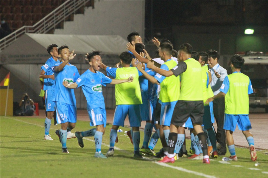 Đại học Cần Thơ ăn mừng bàn mở tỉ số. Ảnh: Thanh Vũ