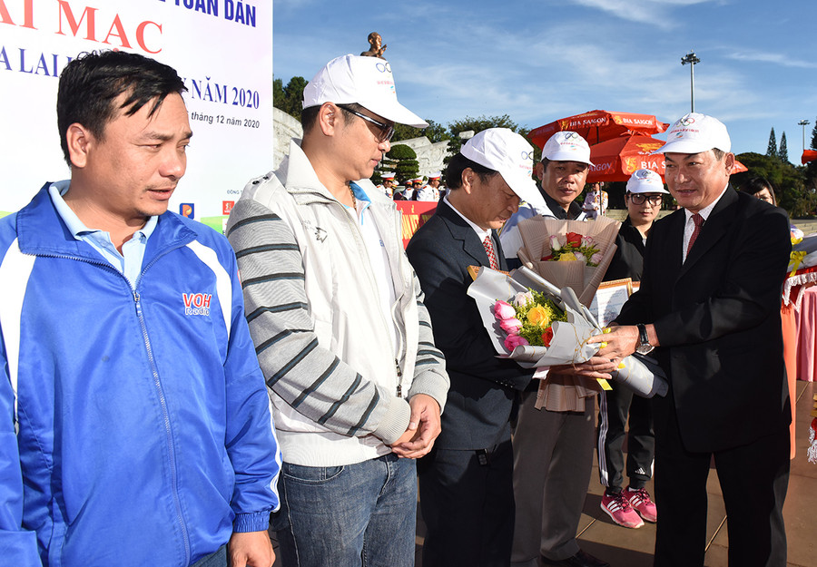 Ông Huỳnh Kiên-Tổng Biên tập Báo Gia Lai tặng giấy khen cho các đơn thị, cá nhân đã có nhiều đóng góp cho Giải Việt dã Báo Gia Lai từ 2015-2020. Ảnh: Đức Thụy