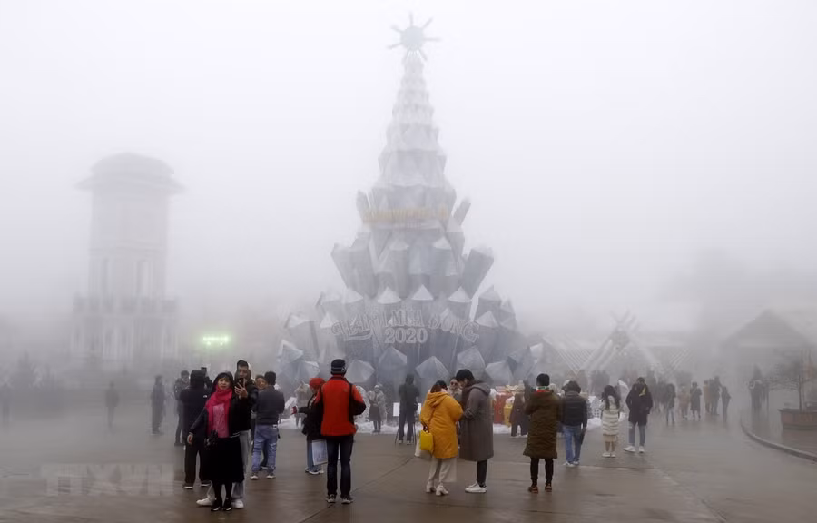 Khách du dịch đến Sa Pa trong mùa Đông. (Ảnh: Quốc Khánh/TTXVN)
