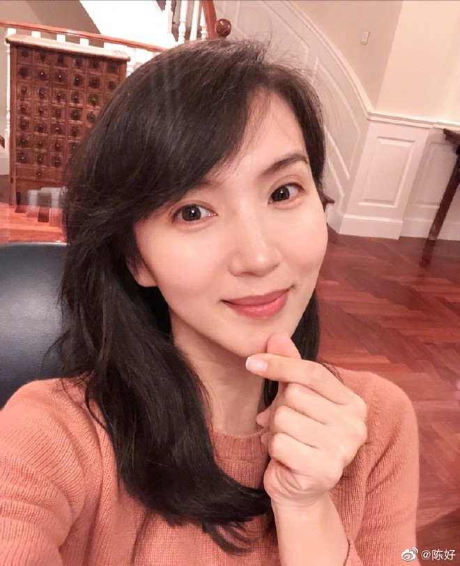 Dân mạng còn chú ý đến phần nội thất nhà trang nhã phía sau nữ diễn viên ẢNH: WEIBO NV