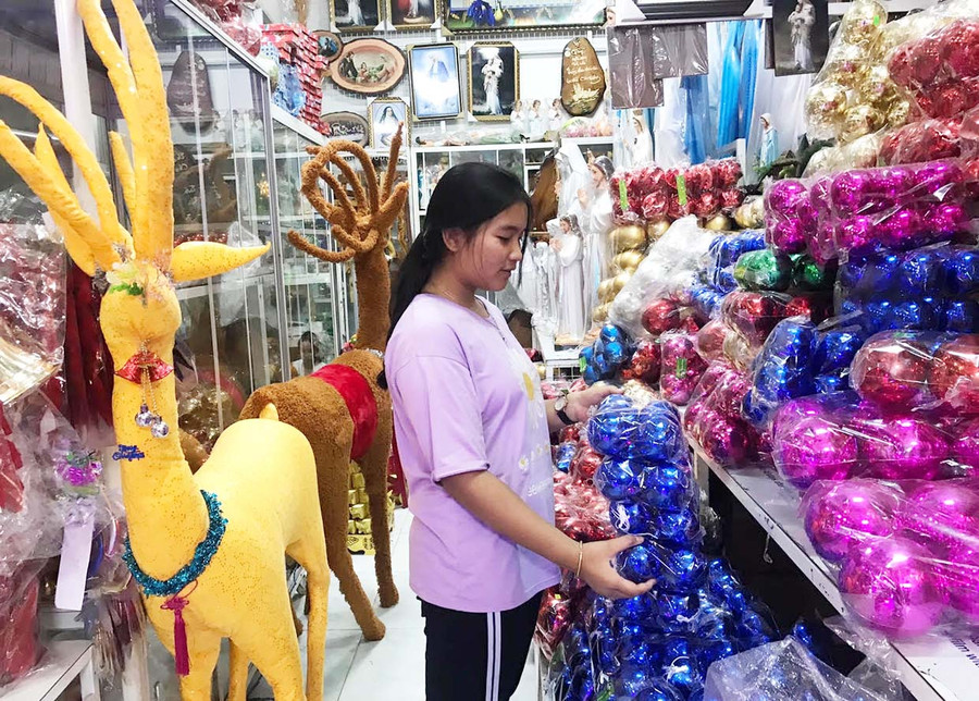 Hàng Noel rất đa dạng mẫu mã mới, nhưng sức tiêu thụ lại khá chậm. Ảnh: Vũ Thảo Hàng Noel rất đa dạng mẫu mã mới, nhưng sức tiêu thụ lại khá chậm.
