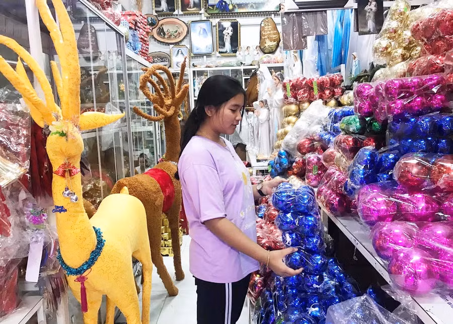 Hàng Noel rất đa dạng mẫu mã mới, nhưng sức tiêu thụ lại khá chậm. 