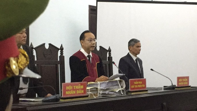 Chủ tọa, thẩm phán Hoàng Quang Bình, đọc quyết định tuyên trả hồ sơ điều tra lại Chủ tọa, thẩm phán Hoàng Quang Bình, đọc quyết định tuyên trả hồ sơ điều tra lại