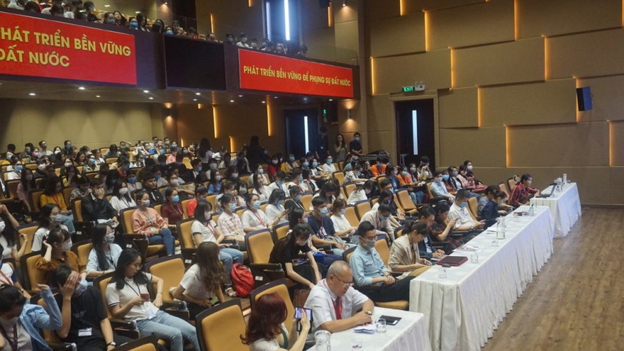Luật sư Lê Đình Quốc tại buổi nói chuyện với sinh viên Trường Đại học Tôn Đức Thắng. Luật sư Lê Đình Quốc tại buổi nói chuyện với sinh viên Trường Đại học Tôn Đức Thắng.
