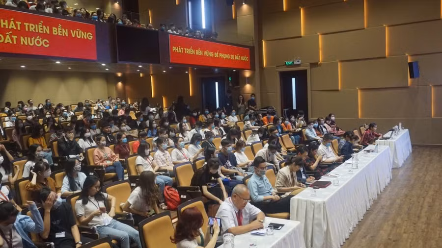 Luật sư Lê Đình Quốc tại buổi nói chuyện với sinh viên Trường Đại học Tôn Đức Thắng.