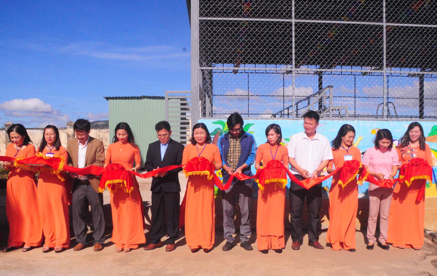 Cắt băng khánh thành bể bơi phòng-chống đuối nước ở Trường Tiểu học Nguyễn Viết Xuân. Ảnh: Thiên Di