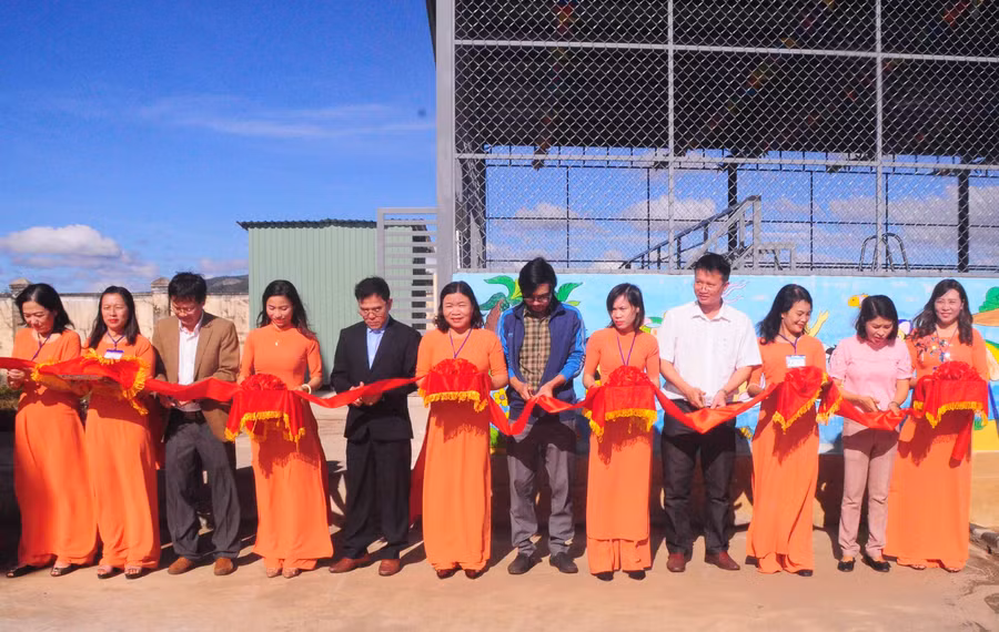 Cắt băng khánh thành bể bơi phòng-chống đuối nước ở Trường Tiểu học Nguyễn Viết Xuân. Ảnh: Thiên Di