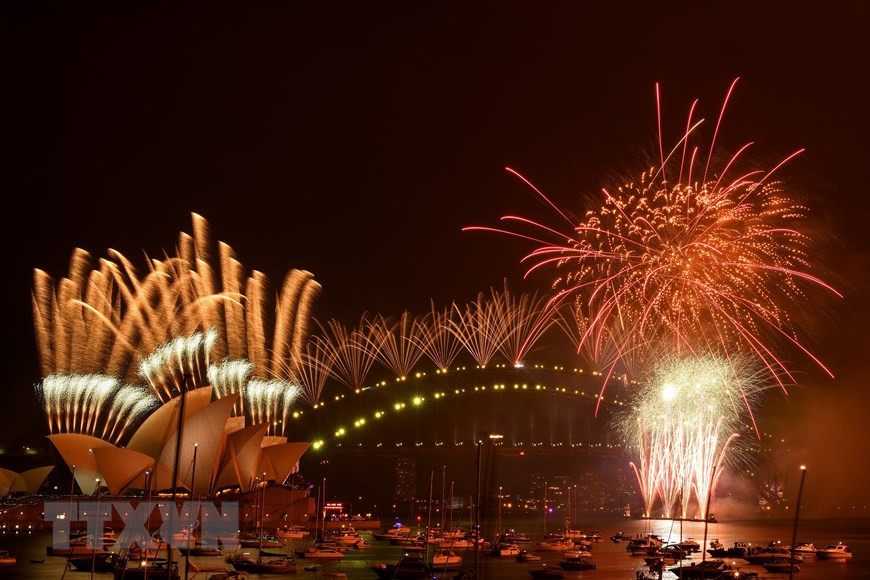 Tại Australia, các thành phố phía Đông gồm Melbourne, Sydney và Canberra sẽ là những nơi đón 2021 đầu tiên ở nước này. Năm nay màn pháo hoa ngoạn mục mừng Năm mới tại thành phố Sydney đã phải thu nhỏ quy mô đáng kể do dịch COVID-19. Ảnh: Pháo hoa mừng Năm mới rực rỡ trên cầu cảng Sydney. (Ảnh: AFP/TTXVN)