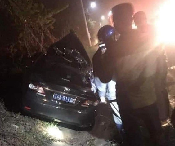 Xe biển xanh 14A-011.88 đâm vào xe container. Ảnh: CTV Xe biển xanh 14A-011.88 đâm vào xe container. Ảnh: CTV