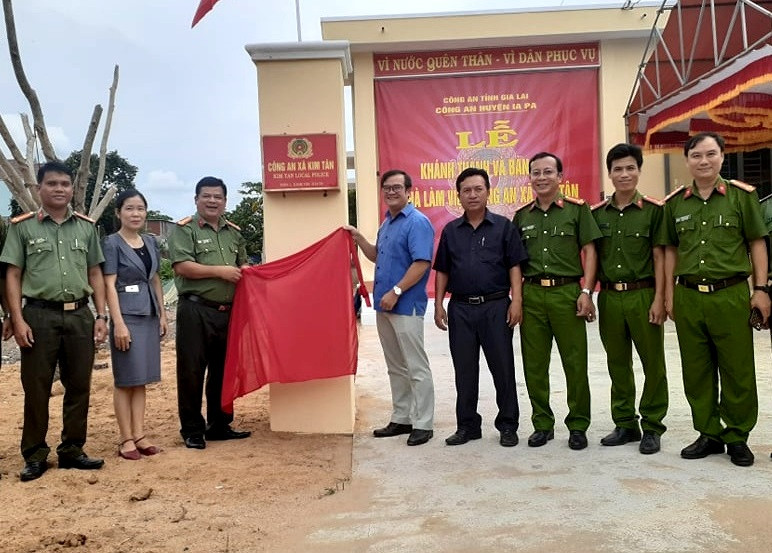 Lãnh đạo Công an tỉnh và chính quyền địa phương khánh thành trụ sở làm việc Công an xã Kim Tân (huyện Ia Pa). Ảnh: Nguyễn Hữu