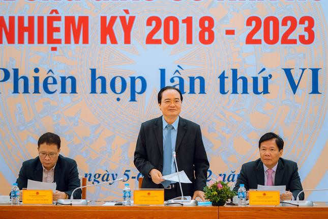 Bộ trưởng Bộ GDĐT, Chủ tịch Hội đồng GSNN nhiệm kỳ 2018-2023 Phùng Xuân Nhạ chủ trì phiên họp tiến hành bỏ phiếu ứng viên đủ điều kiện được công nhận đạt tiêu chuẩn chức danh GS, PGS năm 2020. Ảnh: Bộ GD-ĐT