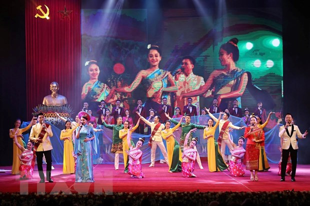  Chương trình nghệ thuật chào mừng Lễ kỷ niệm 45 năm Quốc khánh Lào và 100 năm Ngày sinh Chủ tịch Kaysone Phomvihane. (Ảnh: Trọng Đức/TTXVN)