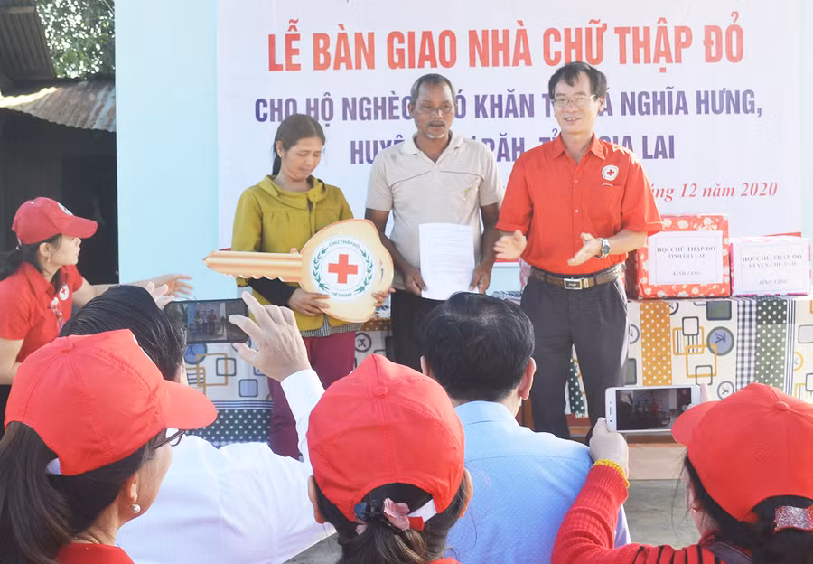  Ông Dương Đình Diện-Trưởng Cụm thi đua Hội CTĐ các tỉnh Tây Nguyên-TP. Hồ Chí Minh, Chủ tịch Hội CTĐ tỉnh Gia Lai (người đứng bên phải) bàn giao nhà CTĐ cho gia đình ông Kpă Kraih ở làng Bui (xã Nghĩa Hưng, huyện Chư Păh). Ảnh: Hoàng Minh