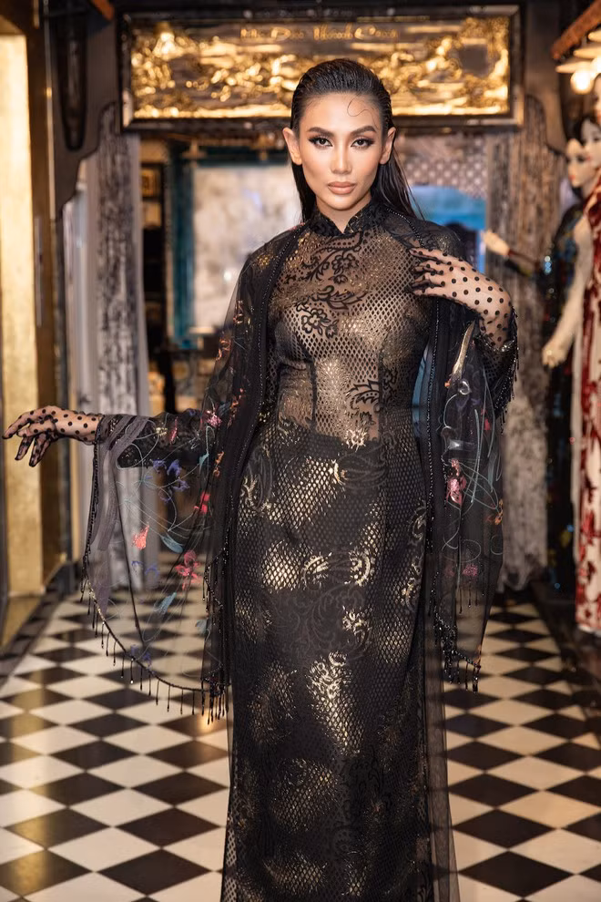 Cô cũng ghi điểm bởi hình ảnh quyền lực với áo dài đen, điểm nhấn là chi tiết xuyên thấu táo bạo ẢNH: NVCC