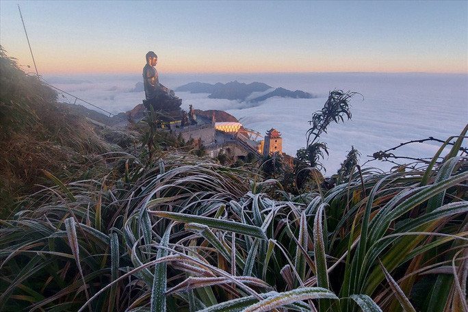 Băng giá xuất hiện trên đỉnh Fansipan Ảnh: VĂN DUẨN Băng giá xuất hiện trên đỉnh Fansipan Ảnh: VĂN DUẨN