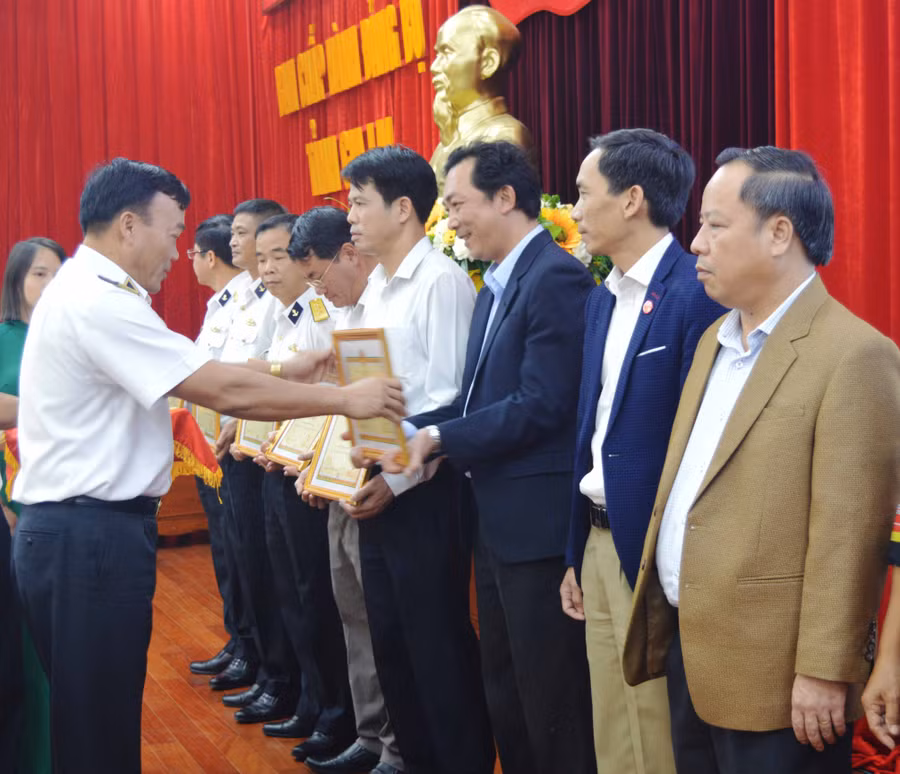 Chuẩn Đô đốc Phạm Văn Quang trao bằng khen của Bộ Tư lệnh cho các tập thể, cá nhân 