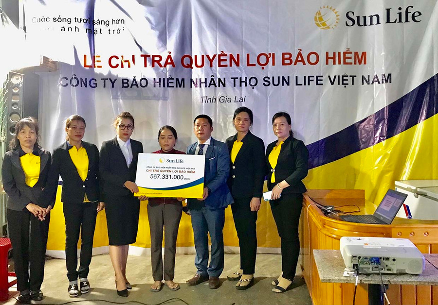 Đại diện Sun Life Việt Nam chi trả quyền lợi bảo hiểm cho khách hàng tại Gia Lai  Đại diện Sun Life Việt Nam chi trả quyền lợi bảo hiểm cho người dân Gia Lai