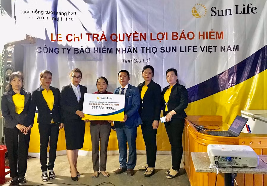  Đại diện Sun Life Việt Nam chi trả quyền lợi bảo hiểm cho người dân Gia Lai