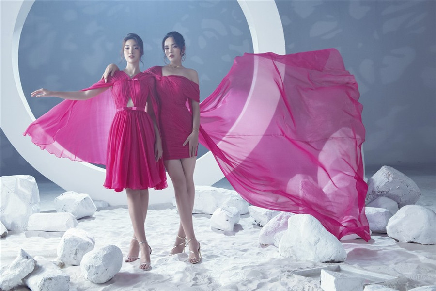 Trong lần chung khung hình hiếm hoi, Kỳ Duyên khoe vẻ gợi cảm thì Đỗ Mỹ Linh lại diện những bộ cánh thanh thoát, nhẹ nhàng hơn.