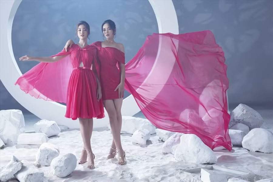 Trong lần chung khung hình hiếm hoi, Kỳ Duyên khoe vẻ gợi cảm thì Đỗ Mỹ Linh lại diện những bộ cánh thanh thoát, nhẹ nhàng hơn.