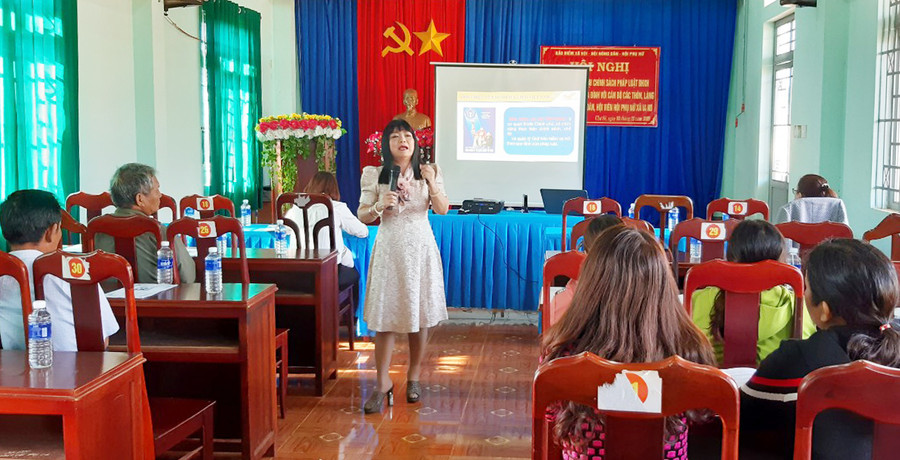  Cán bộ Bưu điện tỉnh Gia Lai giải đáp vướng mắc của người dân về tham gia BHXH tự nguyện và BHYT hộ gia đình. Ảnh: Anh Quân