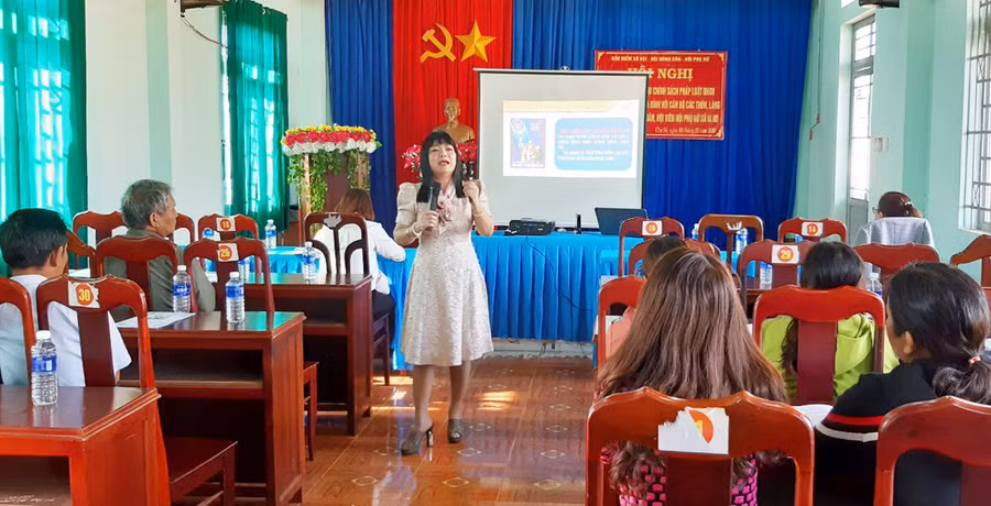  Cán bộ Bưu điện tỉnh Gia Lai giải đáp vướng mắc của người dân về tham gia BHXH tự nguyện và BHYT hộ gia đình. Ảnh: Anh Quân