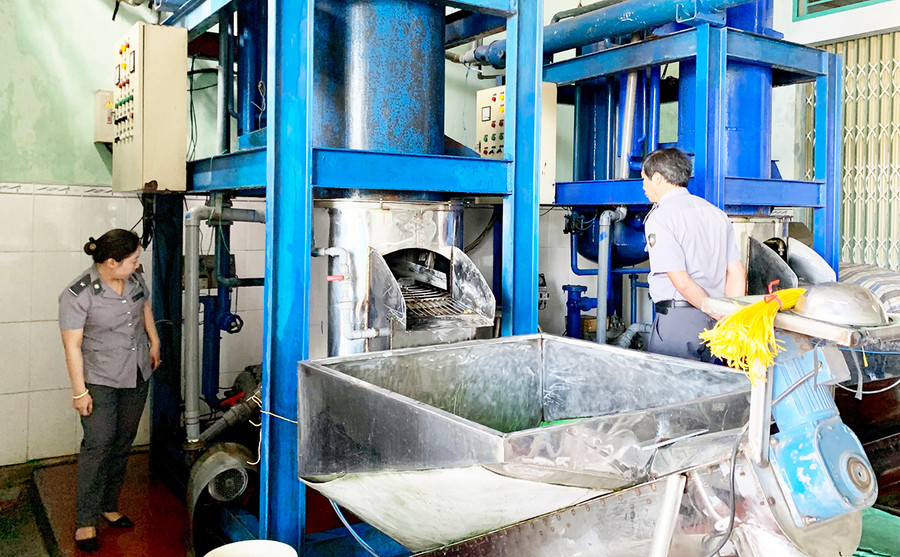 Đoàn thanh tra tiến hành thanh tra đột xuất 1 cơ sở sản xuất đá thực phẩm vào sáng 16-12-2020. Ảnh: Như Nguyện Đoàn thanh tra tại một cơ sở sản xuất đá thực phẩm vào sáng 16-12-2020. Ảnh: Như Nguyện