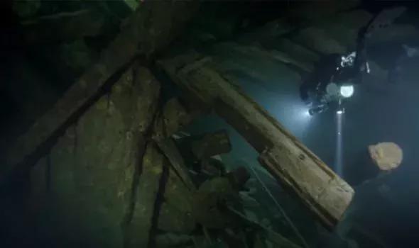 Hình ảnh từ các thợ lặn cho thấy trong không gian tối, khung tàu khá nguyên vẹn hiện ra. Nó không bị hư hại gì ngoài những dấu vết chiến tranh, nguyên nhân khiến tàu bị đắm - Ảnh: OCEAN DISCOVERY