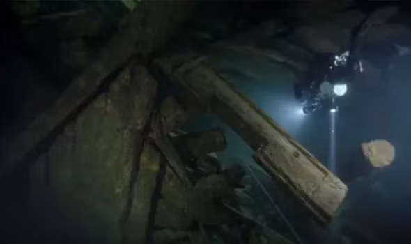 Hình ảnh từ các thợ lặn cho thấy trong không gian tối, khung tàu khá nguyên vẹn hiện ra. Nó không bị hư hại gì ngoài những dấu vết chiến tranh, nguyên nhân khiến tàu bị đắm - Ảnh: OCEAN DISCOVERY