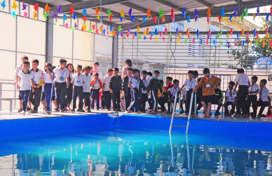 Tổng kinh phí xây dựng bể bơi hơn 900 triệu đồng. Ảnh: Nguyễn Tú