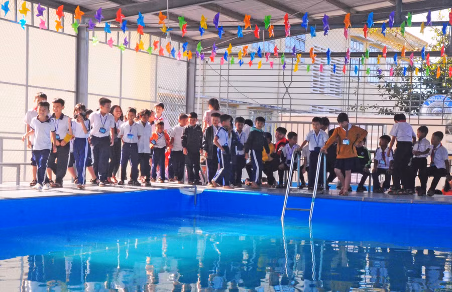 Tổng kinh phí xây dựng bể bơi hơn 900 triệu đồng. Ảnh: Nguyễn Tú
