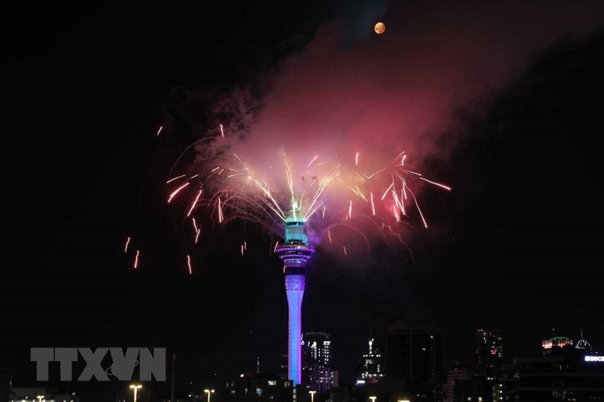  Vào lúc 18 giờ (giờ Việt Nam), New Zealand đã chính thức bước sang năm mới 2021 với màn bắn pháo hoa và trình diễn ánh sáng kéo dài 5 phút diễn ra tại Cầu cảng Auckland và Tháp Sky. (Ảnh: Nzherald/TTXVN)