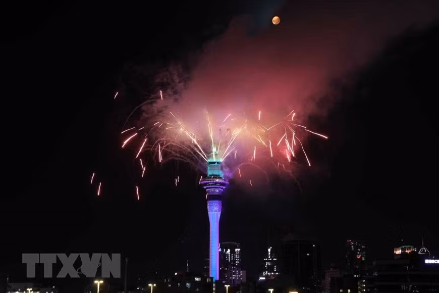  Vào lúc 18 giờ (giờ Việt Nam), New Zealand đã chính thức bước sang năm mới 2021 với màn bắn pháo hoa và trình diễn ánh sáng kéo dài 5 phút diễn ra tại Cầu cảng Auckland và Tháp Sky. (Ảnh: Nzherald/TTXVN)