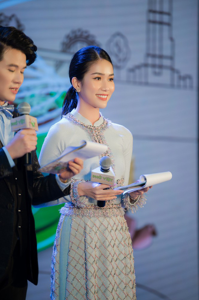 Sự xuất hiện với vai trò MC được xem là một thử thách quan trọng của Á hậu Phương Anh.