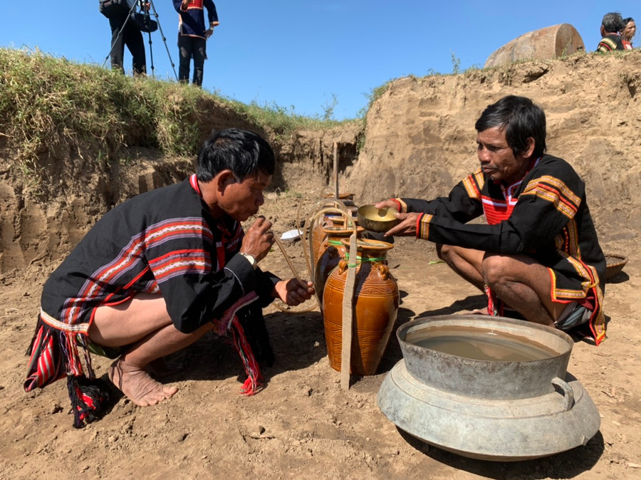8.Thầy cúng uống ngụm rượu đầu tiên tạ ơn thần linh. Rượu uống đến đâu được rót đầy đến đó, thể hiện mong ước của dân làng về một cuộc sống đầy đủ, ấm no.