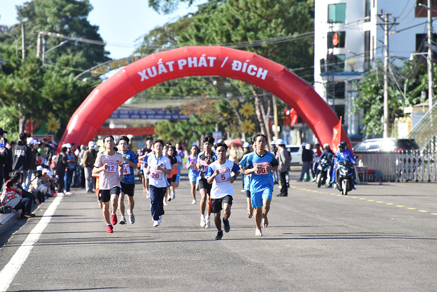 Các VĐV xuất phát nội dung 5 km nam trẻ. Ảnh: Đức Thụy