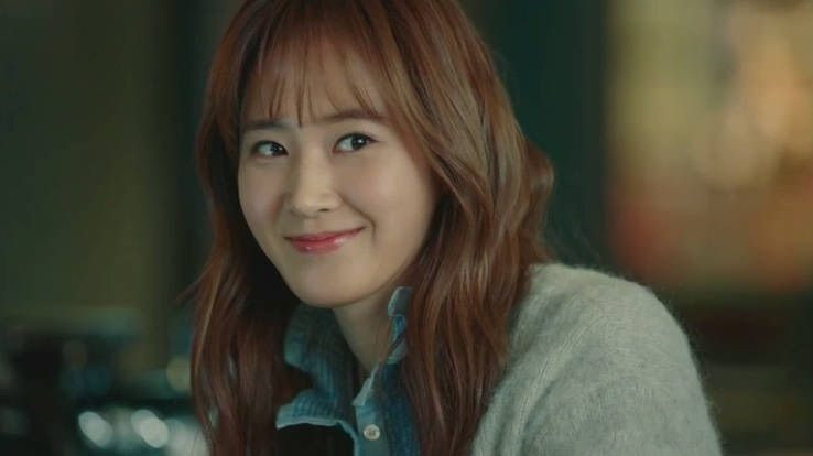 Với nhan sắc xinh đẹp, diễn xuất tự nhiên và chân thật, nữ thần tượng được mời góp mặt trong nhiều dự án như: “Vua thời trang“, “Mỹ nam đại chiến“, “Tìm lại chính mình“, “Bị cáo“... Ảnh cắt phim.