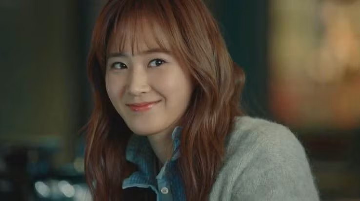 Với nhan sắc xinh đẹp, diễn xuất tự nhiên và chân thật, nữ thần tượng được mời góp mặt trong nhiều dự án như: “Vua thời trang“, “Mỹ nam đại chiến“, “Tìm lại chính mình“, “Bị cáo“... Ảnh cắt phim.