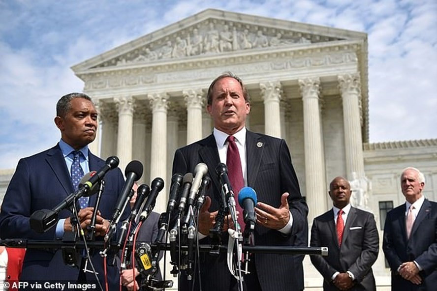  Tổng công tố bang Texas Ken Paxton (giữa) đã đệ đơn kiện 4 bang chiến địa có kết quả thắng lợi thuộc về ông Joe Biden lên tòa án Tối cao Mỹ. Ảnh: AFP.